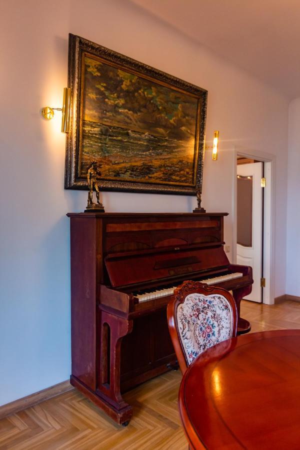 Classic Style Apartment In The Center Of ريغا المظهر الخارجي الصورة