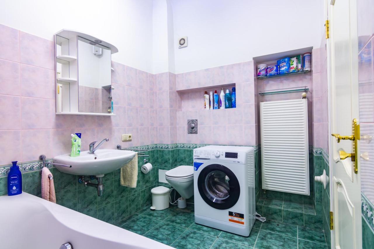 Classic Style Apartment In The Center Of ريغا المظهر الخارجي الصورة